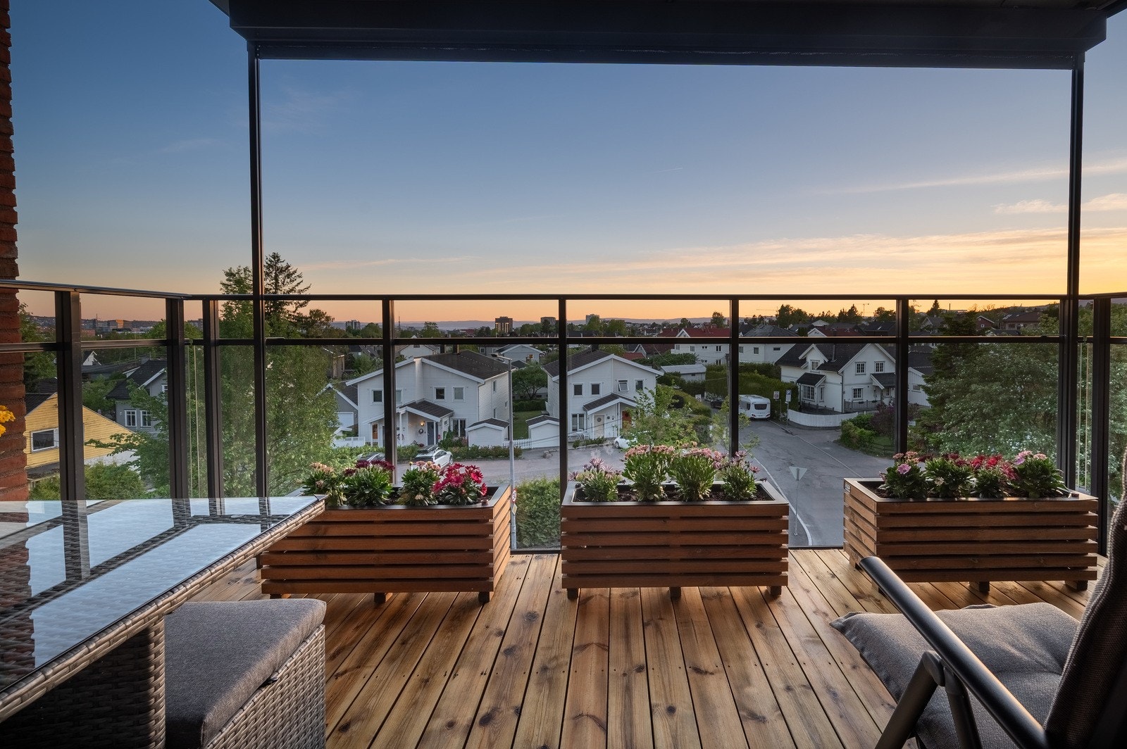 Boligen har en balkong av de sjeldne, med panoramautsikt over frodig landskap, Oslofjorden og Holmenkollen Galleribilde