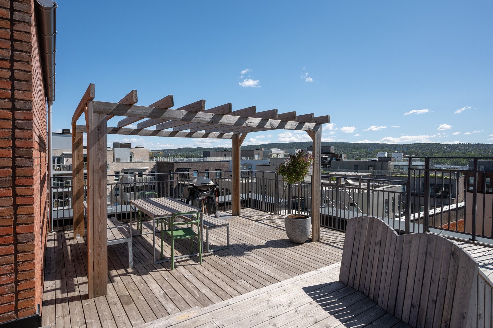 Ta deg opp i 6. etg med heisen og opp på byggets flotte takterrasse. Galleribilde