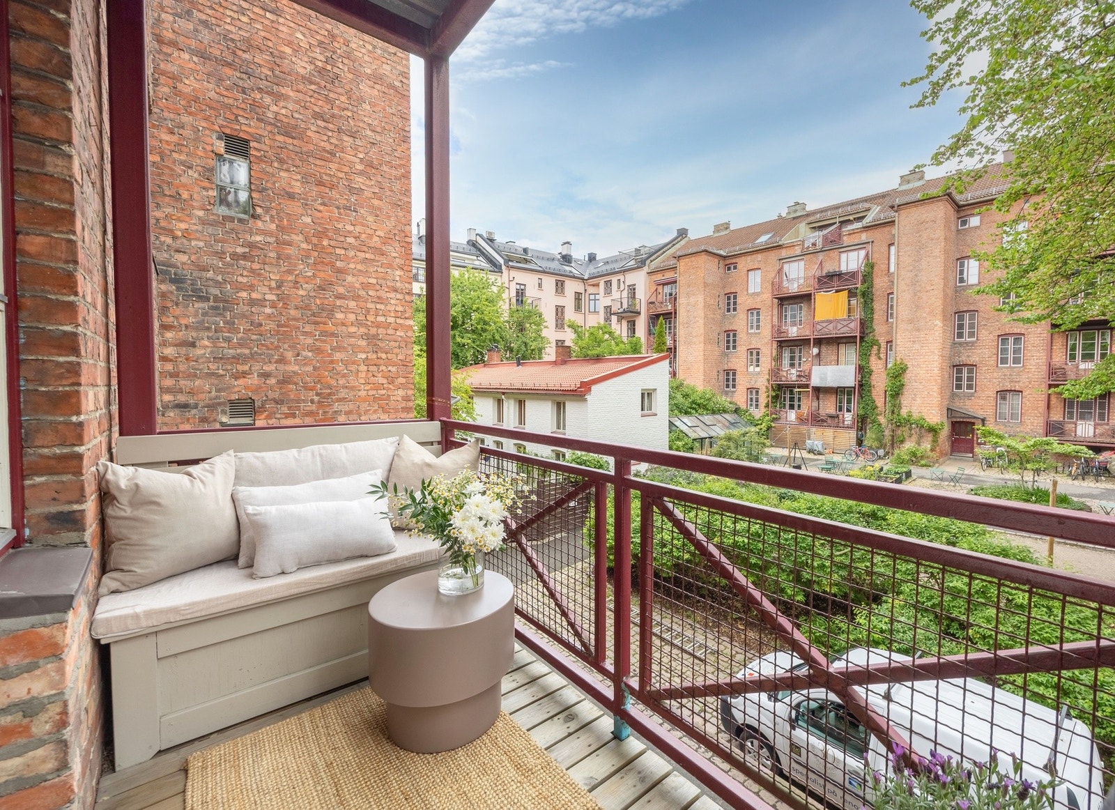 Balkongen har en flott morgensol og er vendt mot flotte omgivelser. Galleribilde