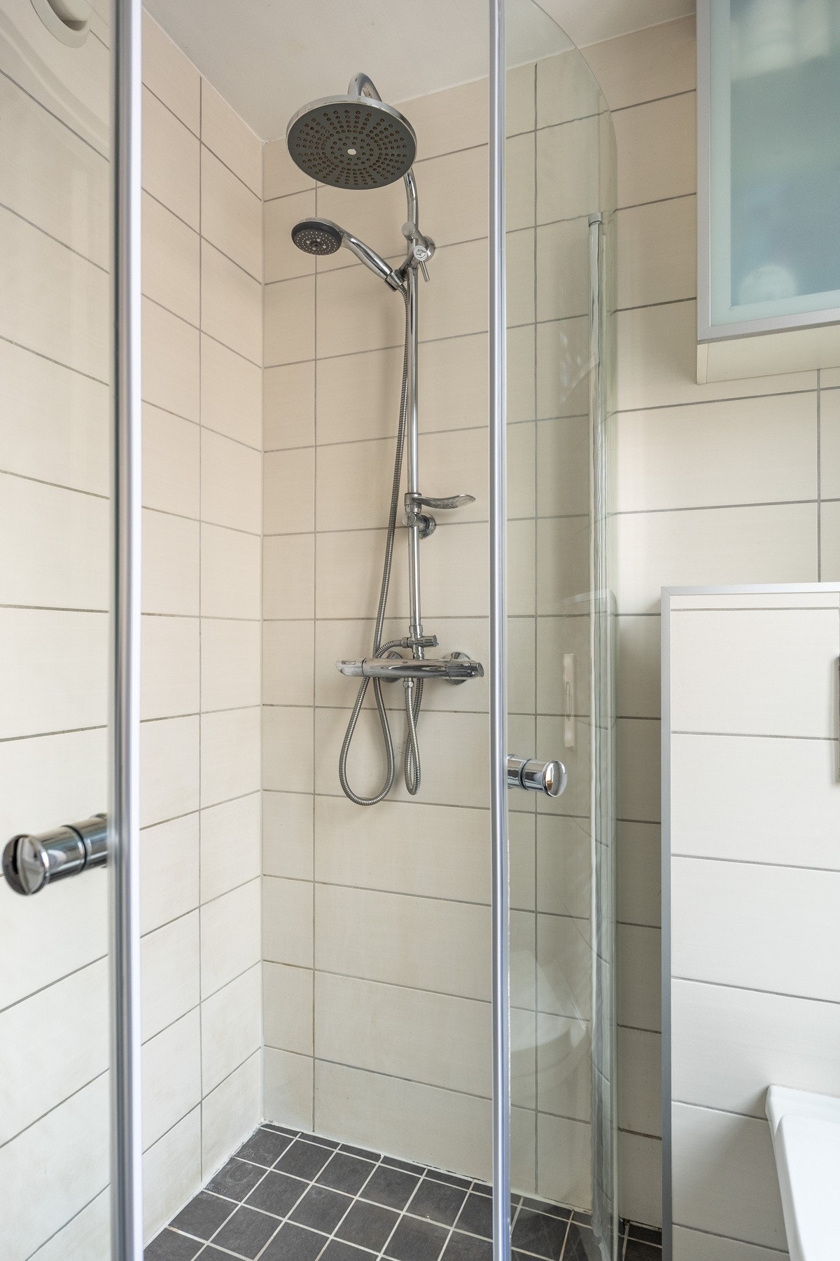 Dusjhjørne med innfellbare glassdører. Galleribilde