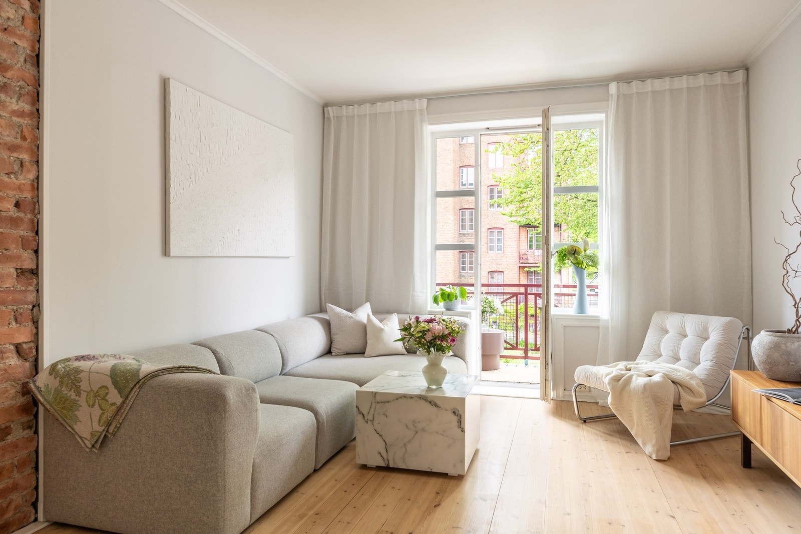 Leiligheten har store vindusflater som slipper inn mye naturlig lys. Galleribilde