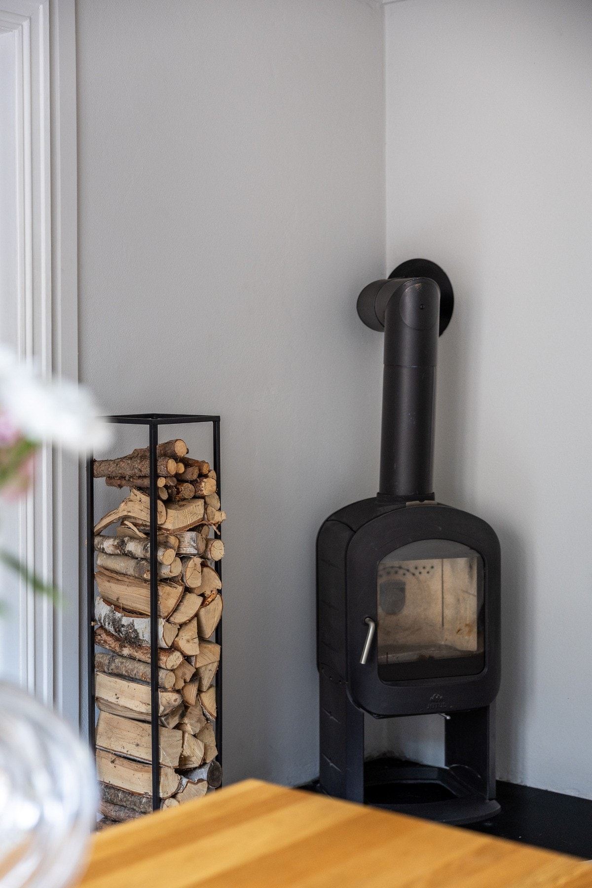 Her har man peisovn i hjørnet som skaper en behagelig varme. Piperehabilitering utført i 2005. Galleribilde