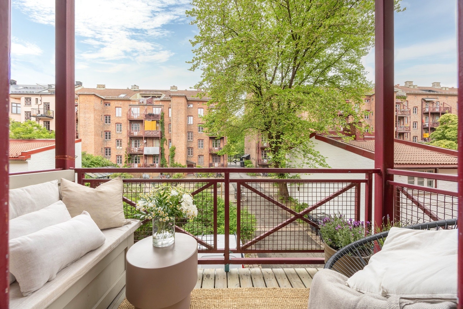 Gjennomgående 3-roms med peis, balkong, generøs takhøyde og originale detaljer. Galleribilde