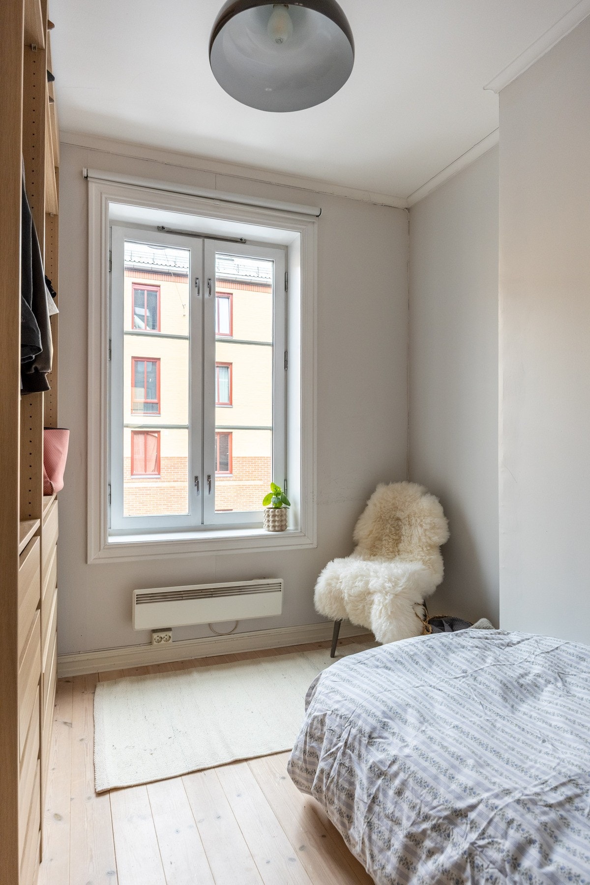 Det ene soverommet innredet med innebygd garderobeløsning. Galleribilde