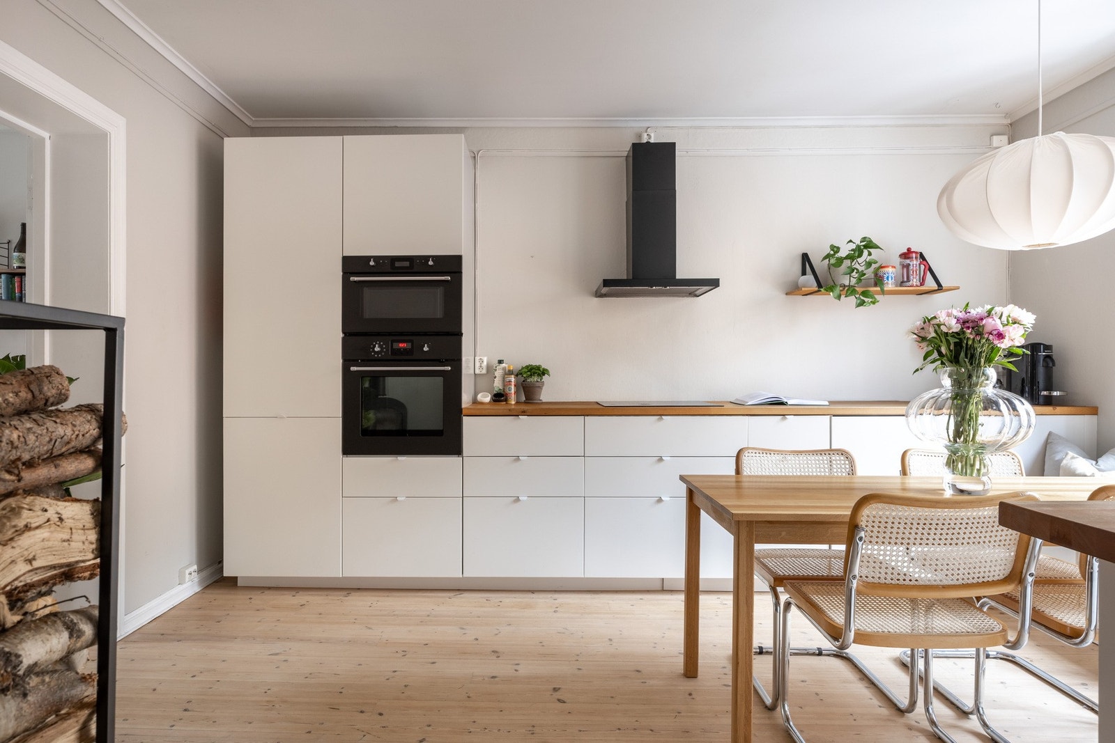 Ikea kjøkkeninnredning fra 2013 med glatte fronter og benkeplate av tre med dobbel oppvaskkum. Galleribilde