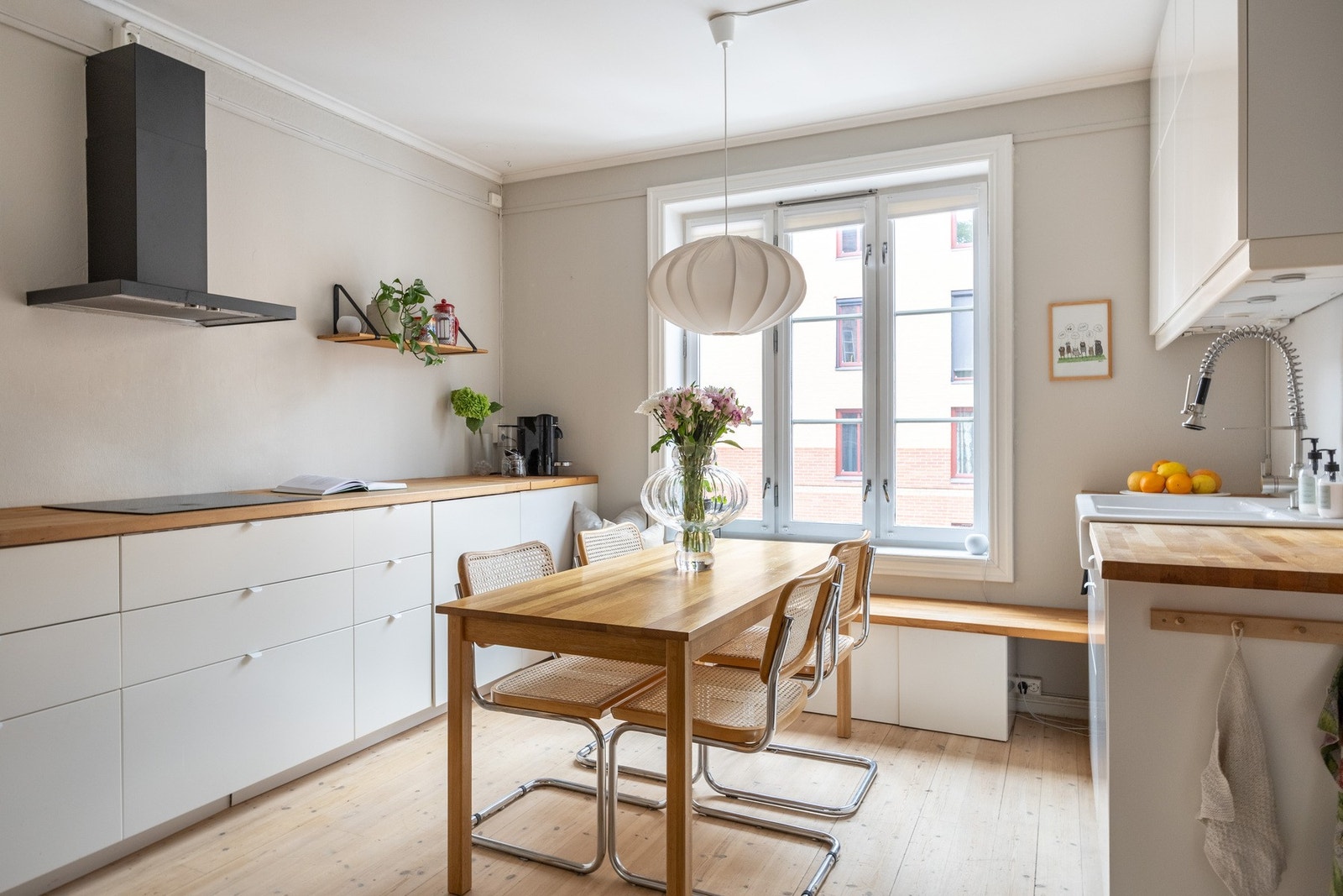 Her får du et lyst og romslig kjøkken med plass til spiseseksjon. Galleribilde