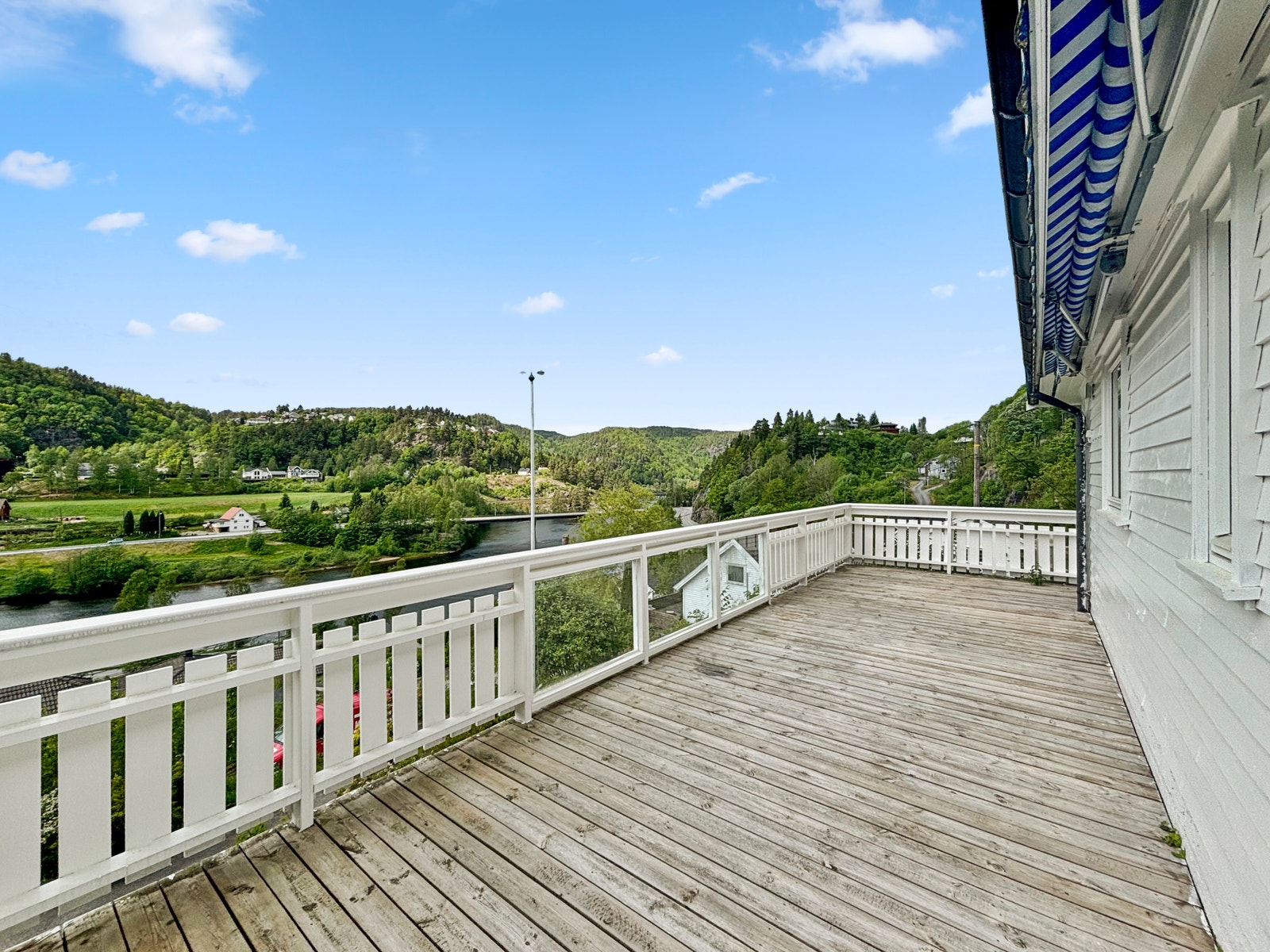 Solrik med god plass til utemøbler. Galleribilde