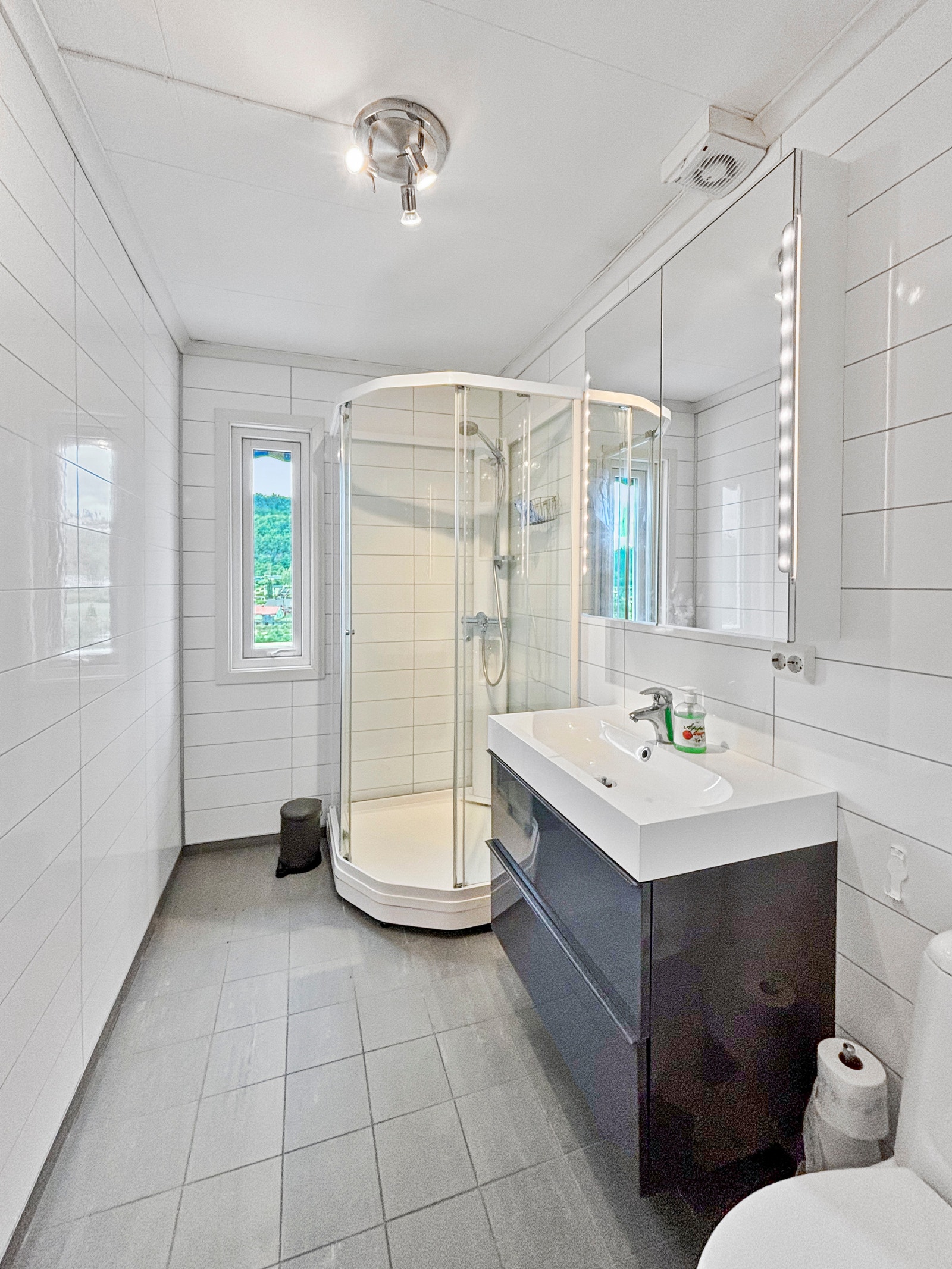 Pent flislagt bad. Galleribilde