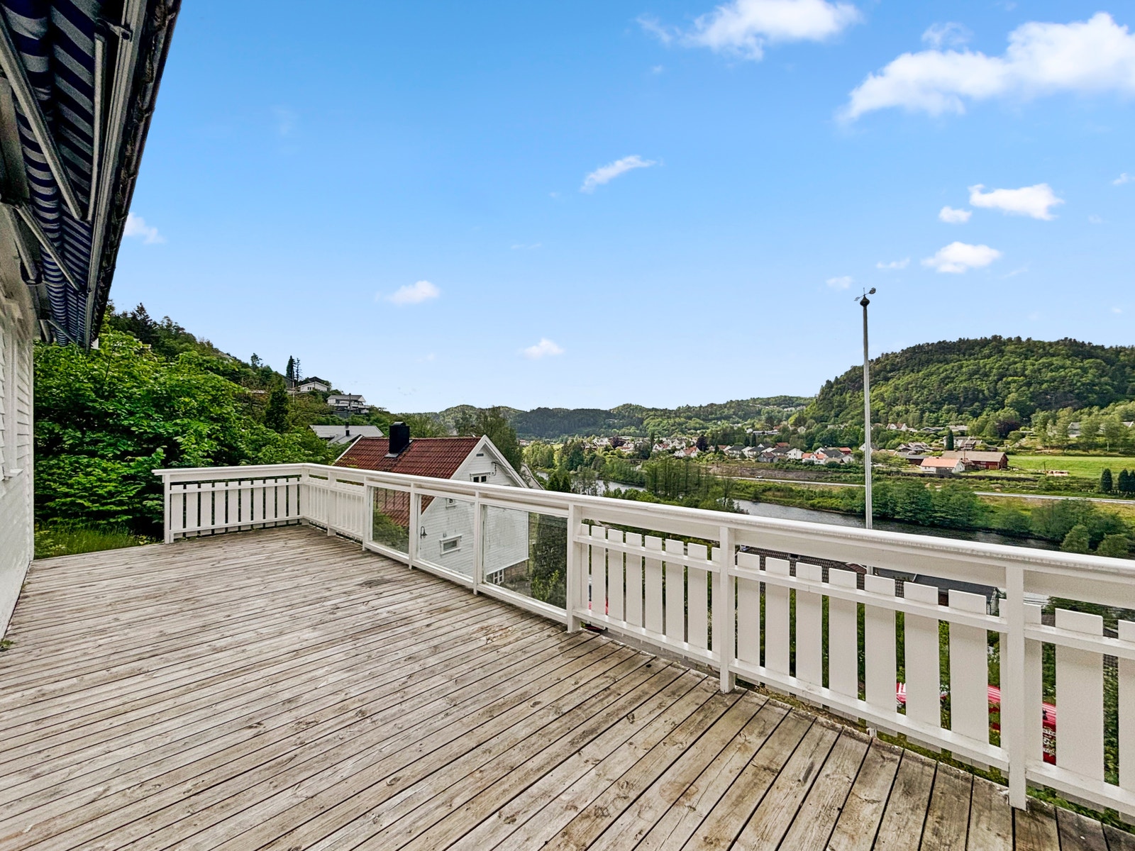 Stor terrasse med utsikt over Otra. Galleribilde