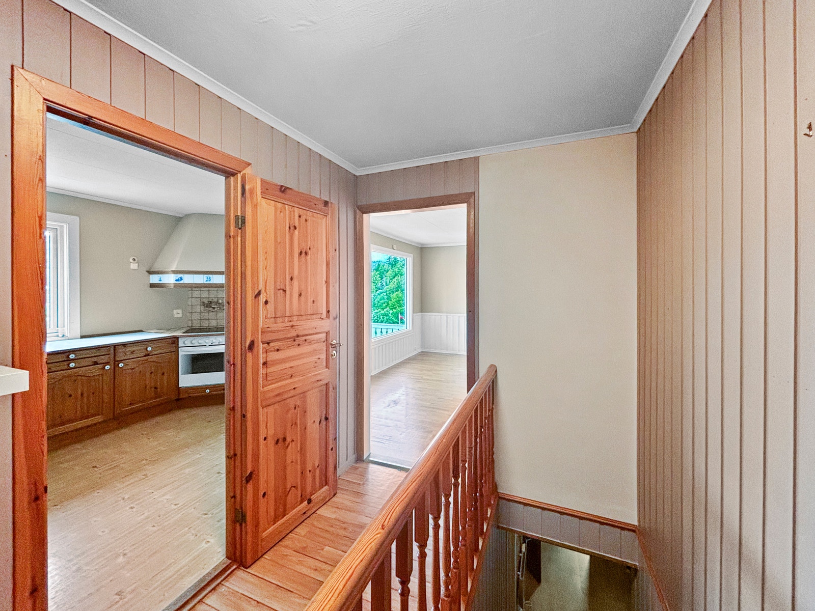 Mellomgang mellom stue og kjøkken. Galleribilde