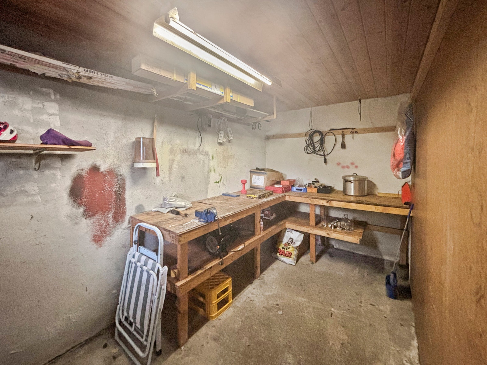 Verksted/Hobbyrom med arbeidsbenk og hyllerom. Galleribilde