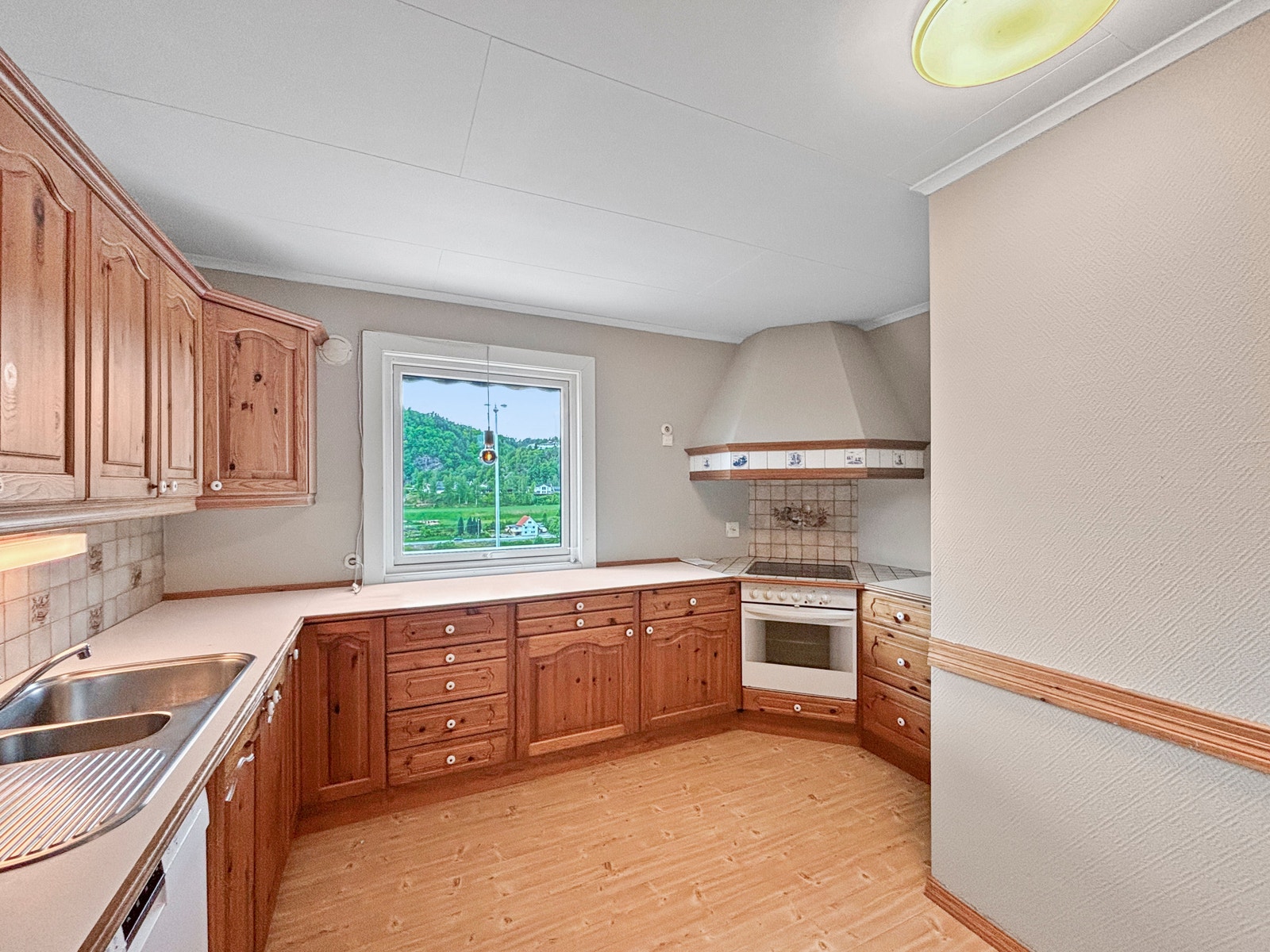 Kjøkken har klassisk innredning og god utsikt. Galleribilde