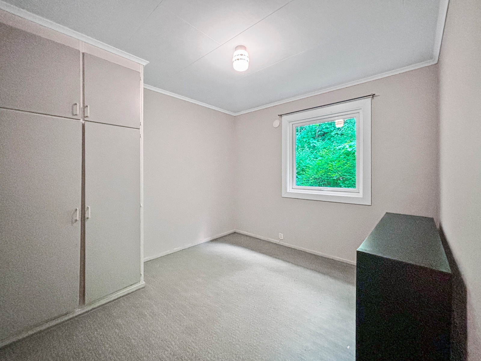 Soverom 2 med hyggelig utsyn mot grøntareal. Galleribilde