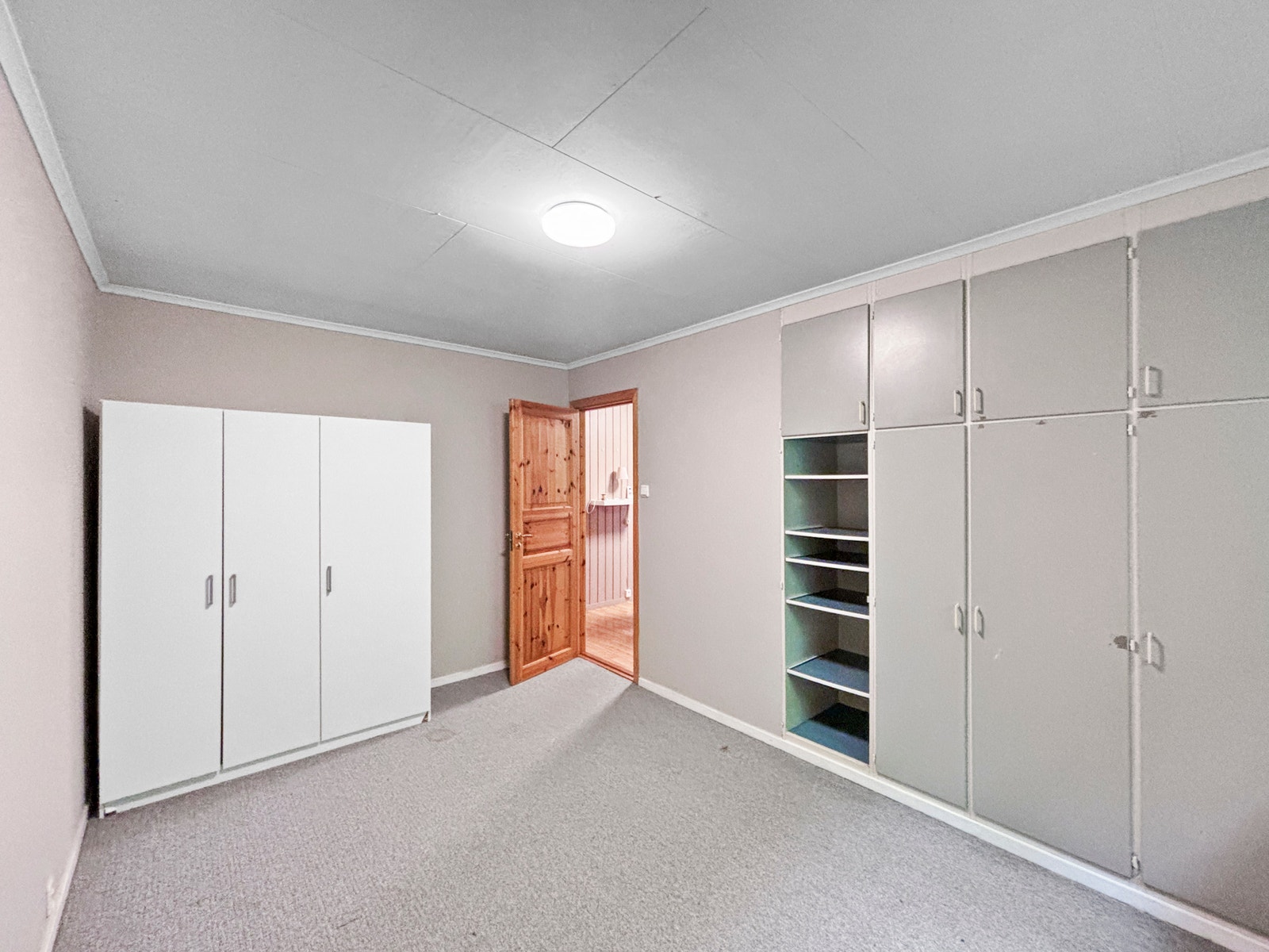 Soverom 1 med god plass til oppbevaring. Galleribilde