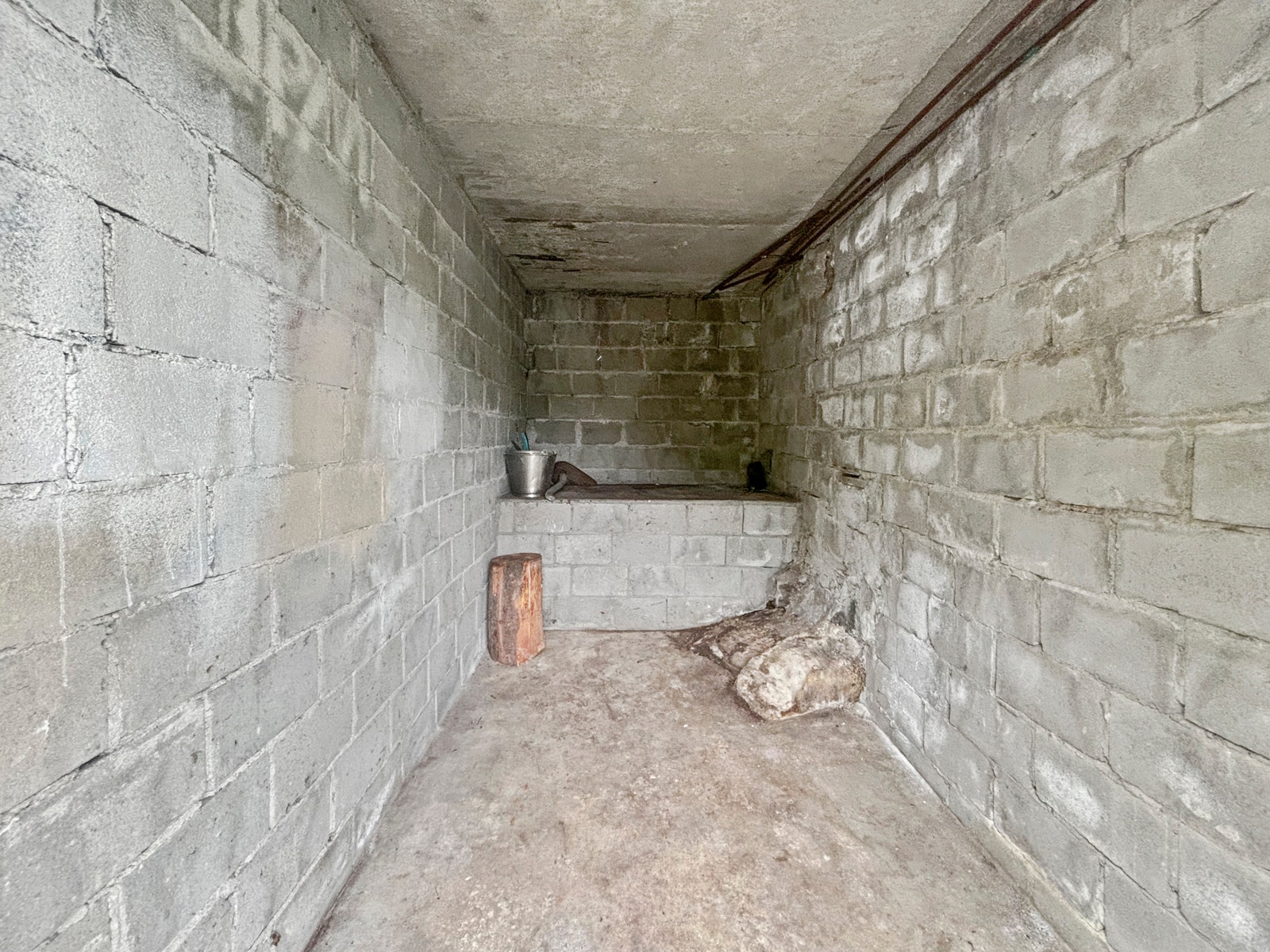 Romslig bod for ved, sykler eller lagring. Galleribilde