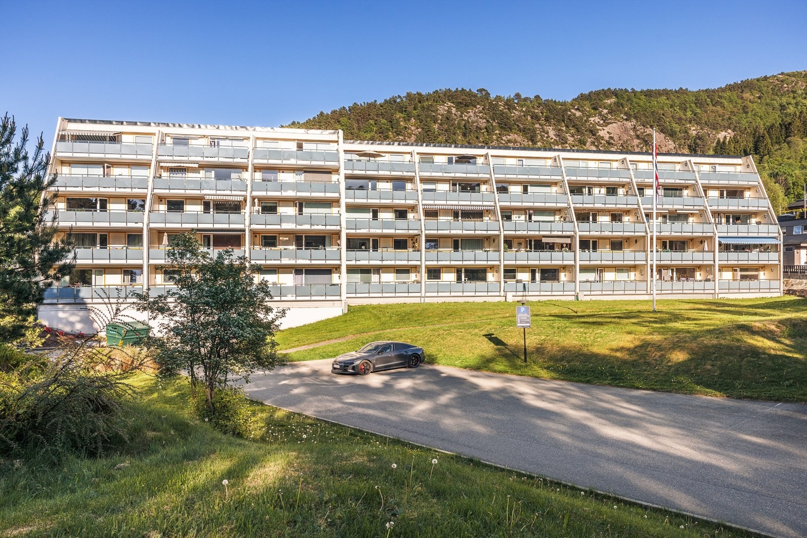 Boligen ligger i et barnevennlig område med gangavstand til skoler, barnehager og butikk Galleribilde