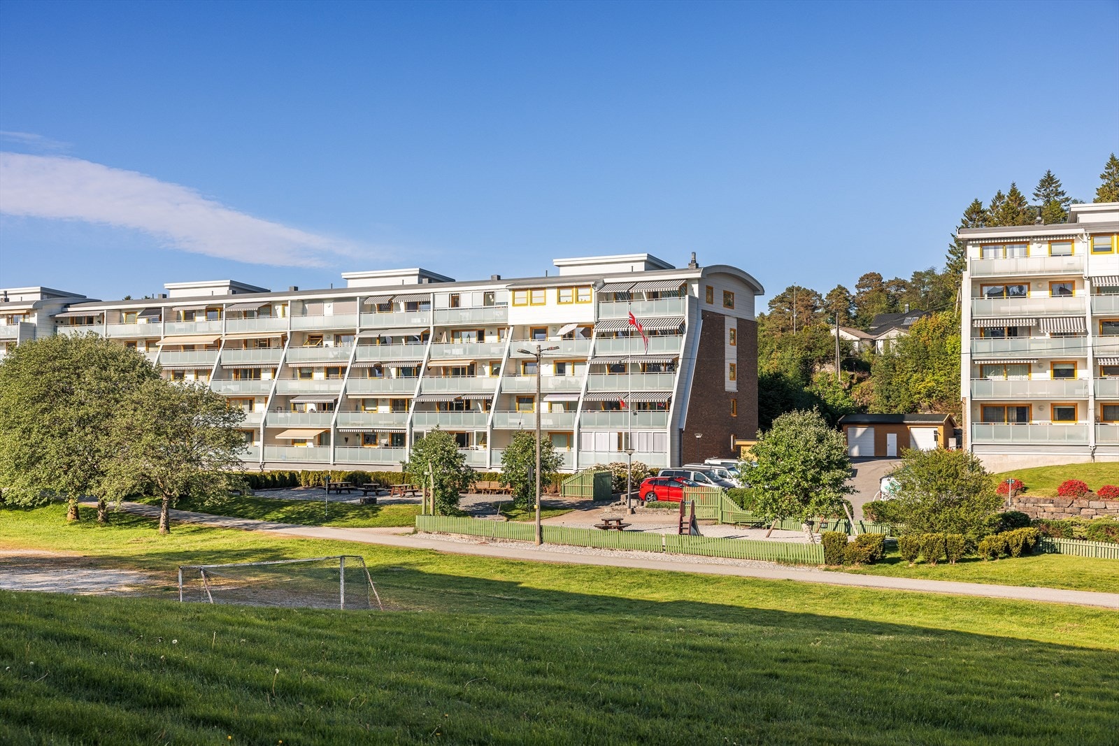 Tomten er felles for borettslaget, og er opparbeidet med bl.a. gressplener og lekeområder Galleribilde