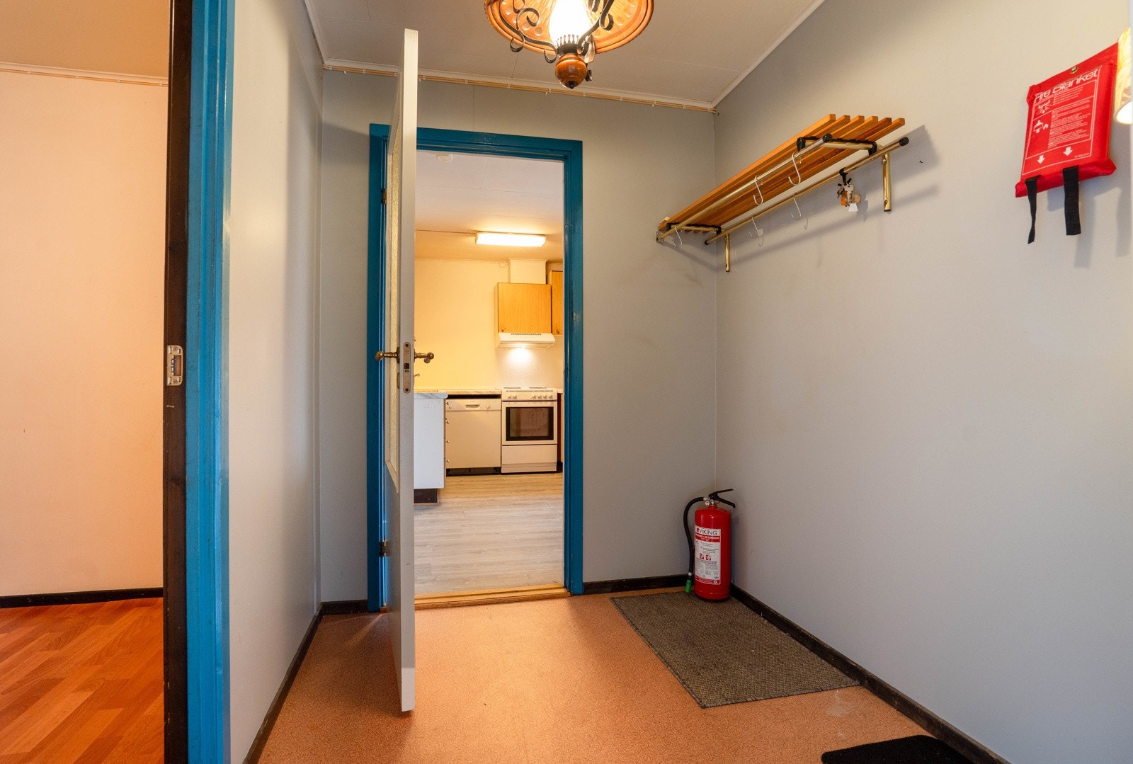 Gang med plass for klesoppbevaring Galleribilde