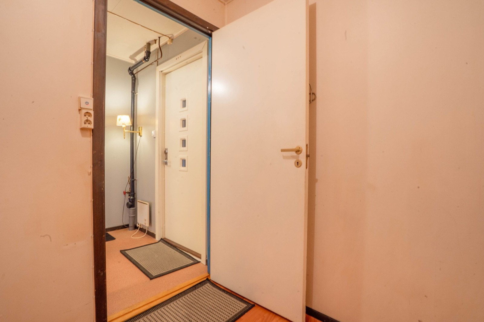 Bod sett mot inngang Galleribilde