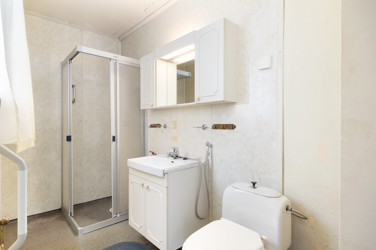 - Badet er utstyrt med dusjhjørne, ståande toalett og innreiing med nedfelt servant - Galleribilde