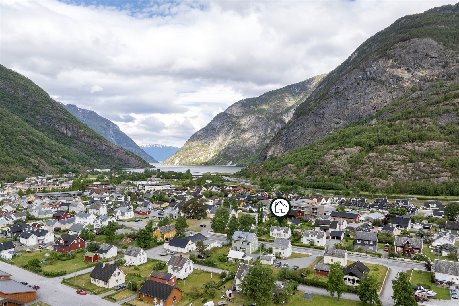 - Eigedomen har sentrumsnær beliggenheit med gåavstand til butikkar, skule og barnehage - Galleribilde