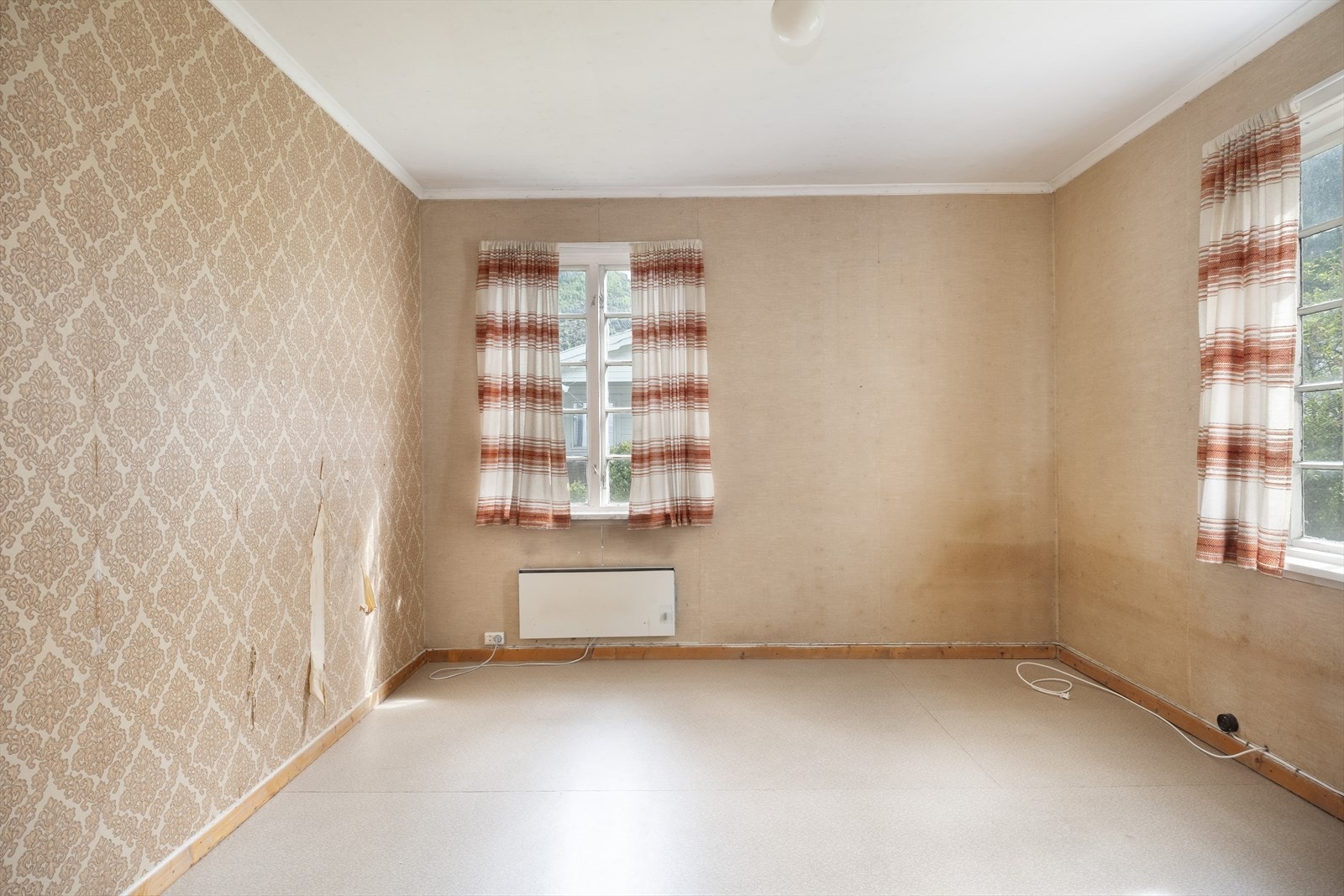 - Soverom i hovudetasjen har god størrelse og plass til dobbeltseng, nattbord og garderobe - Galleribilde