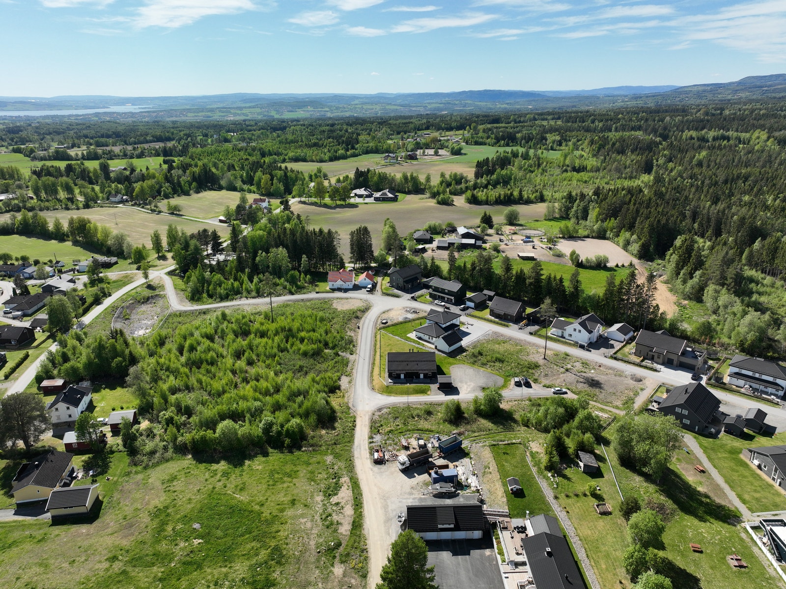 Dronefoto over tomteområdet Galleribilde