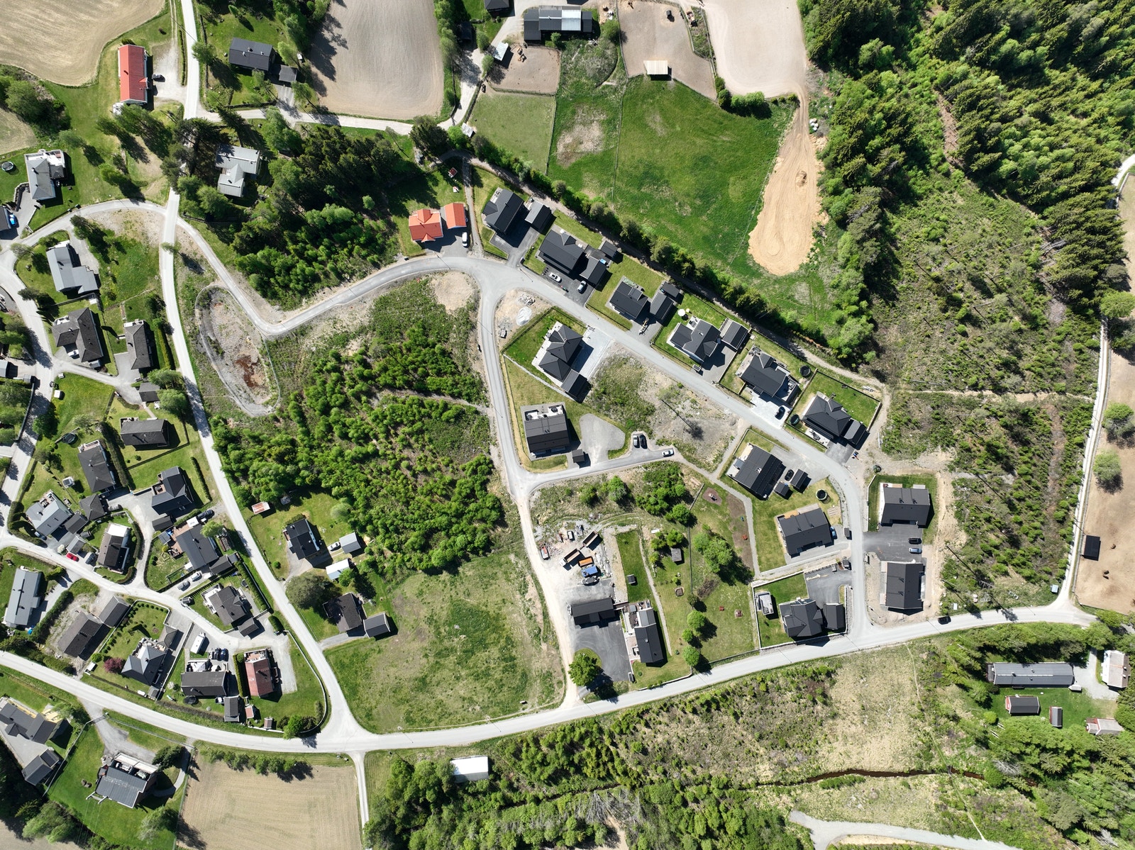 Dronefoto over tomteområdet Galleribilde