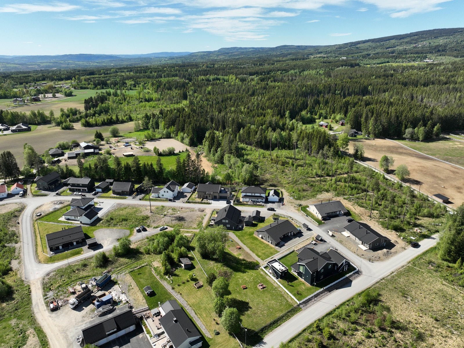 Dronefoto over tomteområdet Galleribilde