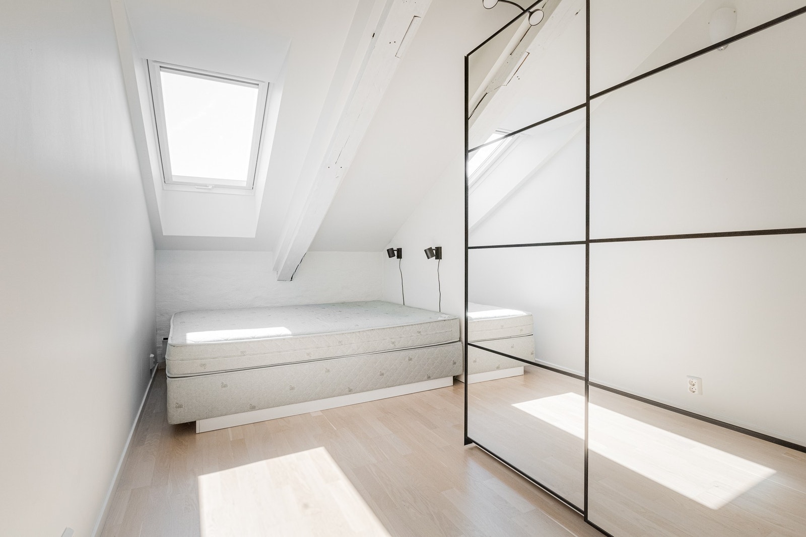 Soverommet har skyvedørsskap, som gir praktisk plassbesparende oppbevaring Galleribilde