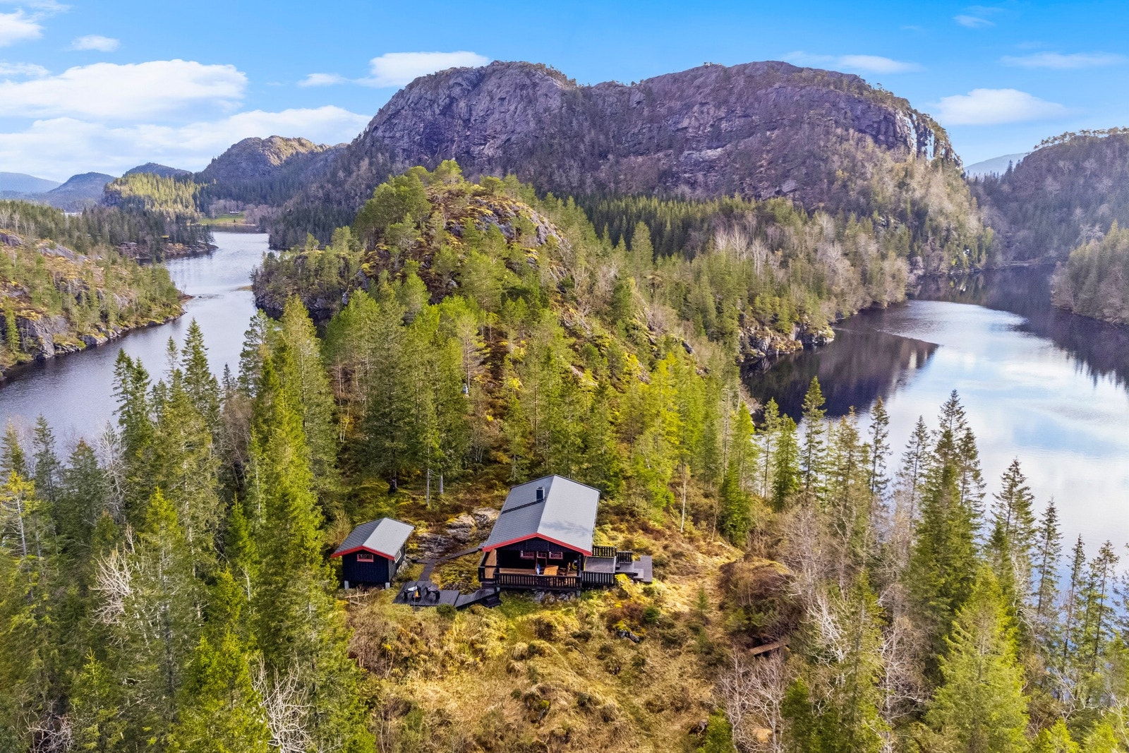 EiendomsMegler 1 presenterer Hopen 4 - Koselig og klassisk hytte med eget naust, umiddelbar nærhet til fjord, fjell og innsjø Galleribilde