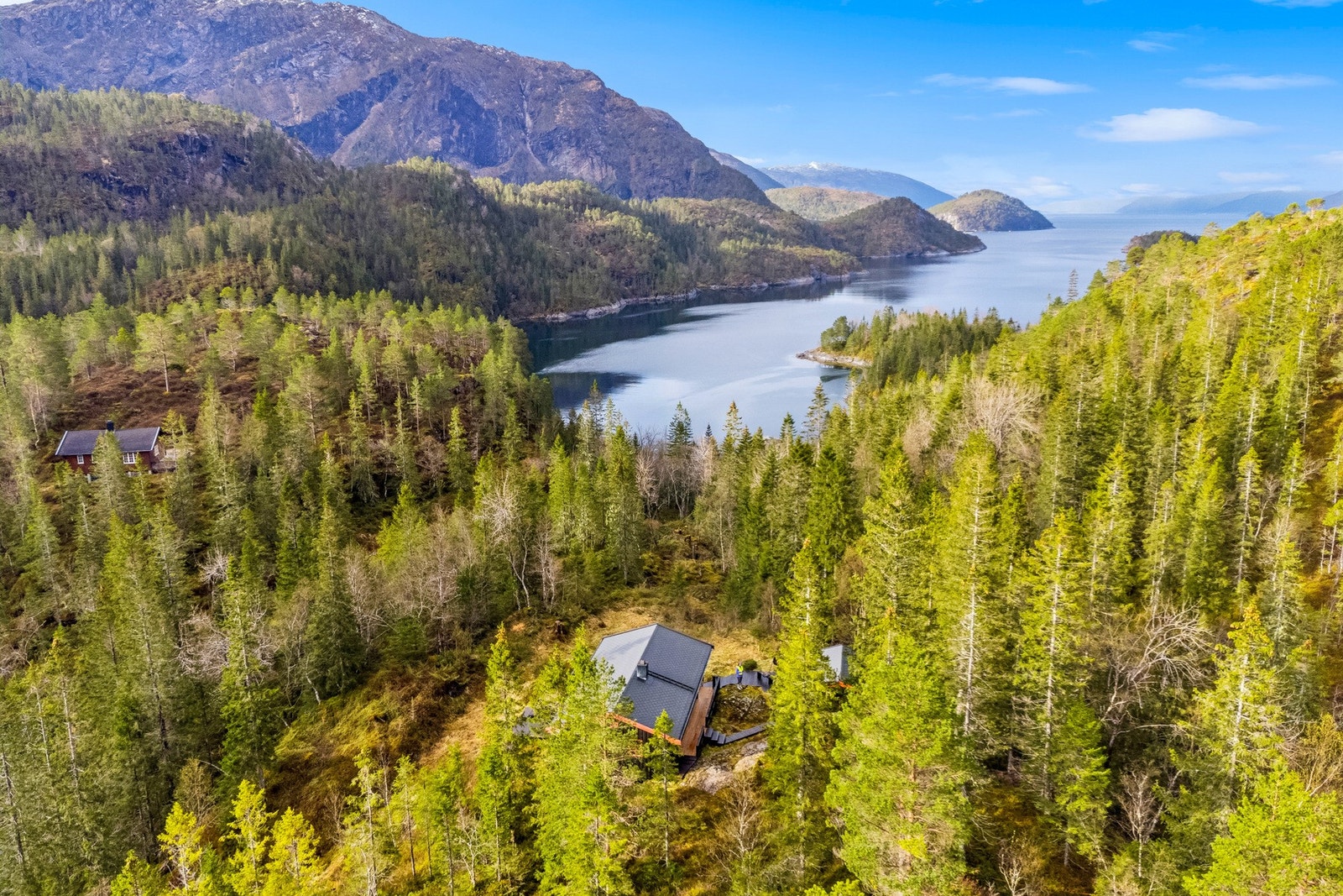 Fra hytta er det magiske utsiktsforhold mot Ursfjorden Galleribilde