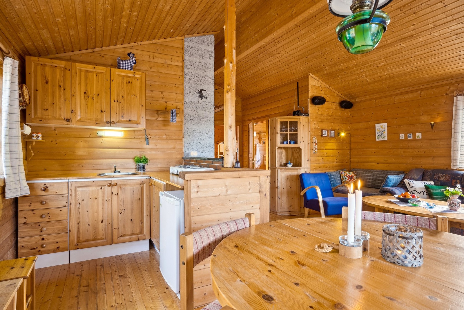 På kjøkkenet er det innredning fra Nygård med lakkerte furufronter og furu benkeplate Galleribilde