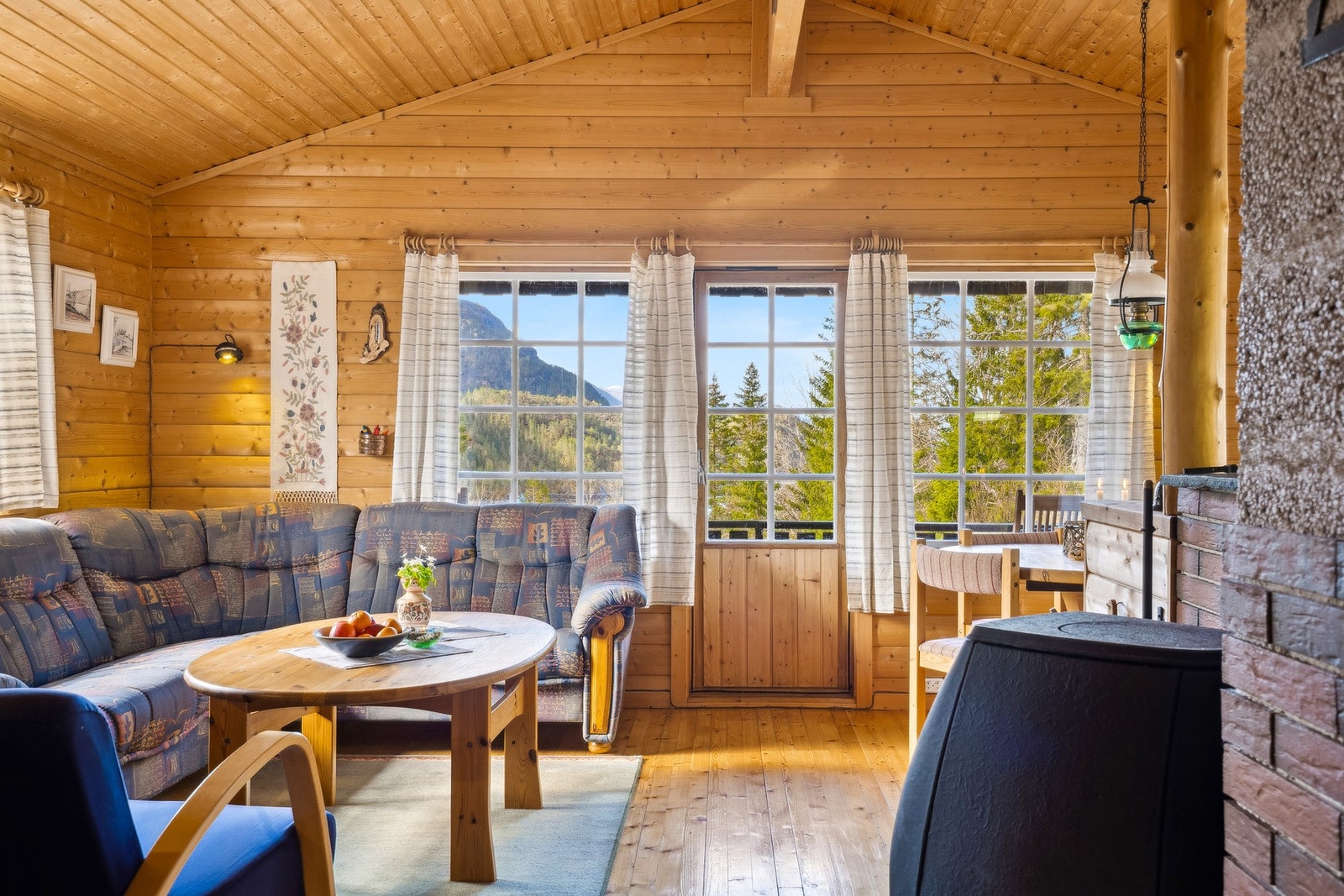 Hytta ble oppført i ca. 1988 og har enkel hyttestandard, ikke innlagt vann, avløp eller strøm. Det er dog sommervann som pumpes opp fra innsjøen Galleribilde