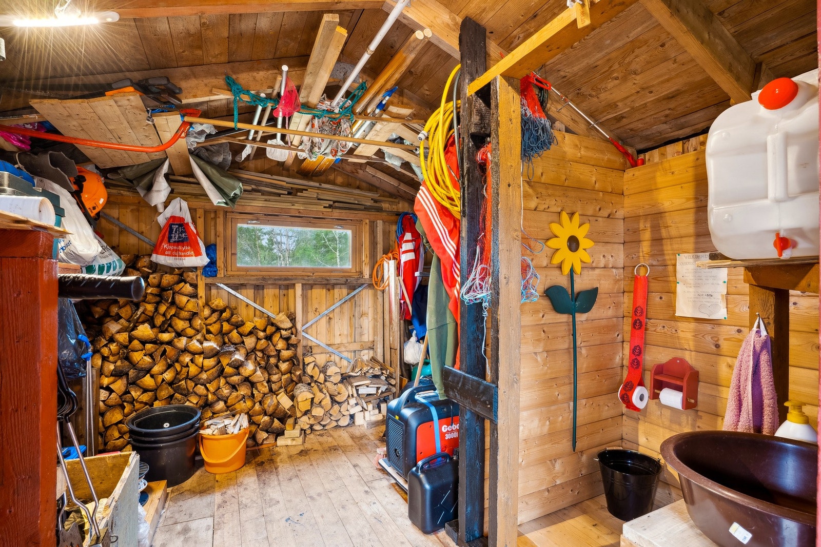 Inne i uthuset Galleribilde