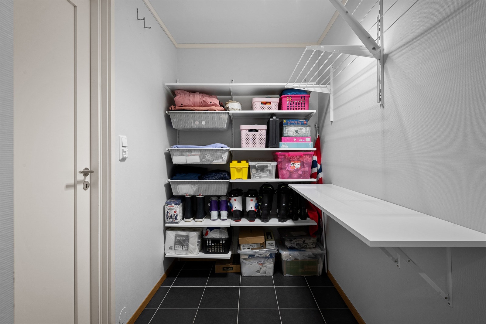 Vaskerom i underetasje med ekstra oppbevaringsplass. Galleribilde