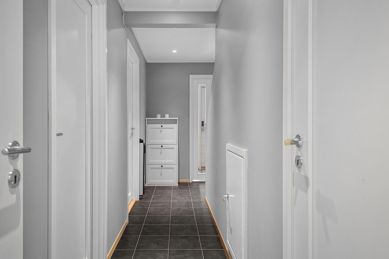 Under trappa er det lagringsrom Galleribilde