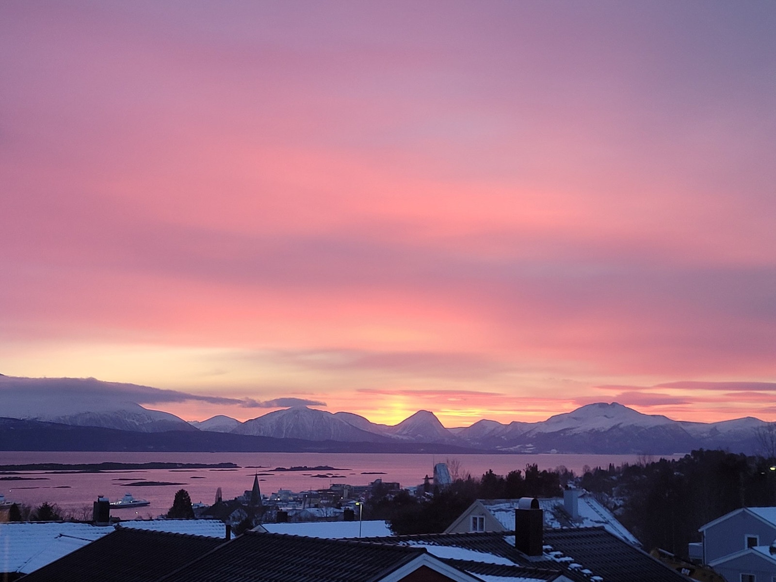 Nydelig utsikt og nydelig fargespill på himmelen. Foto: Selger. Galleribilde