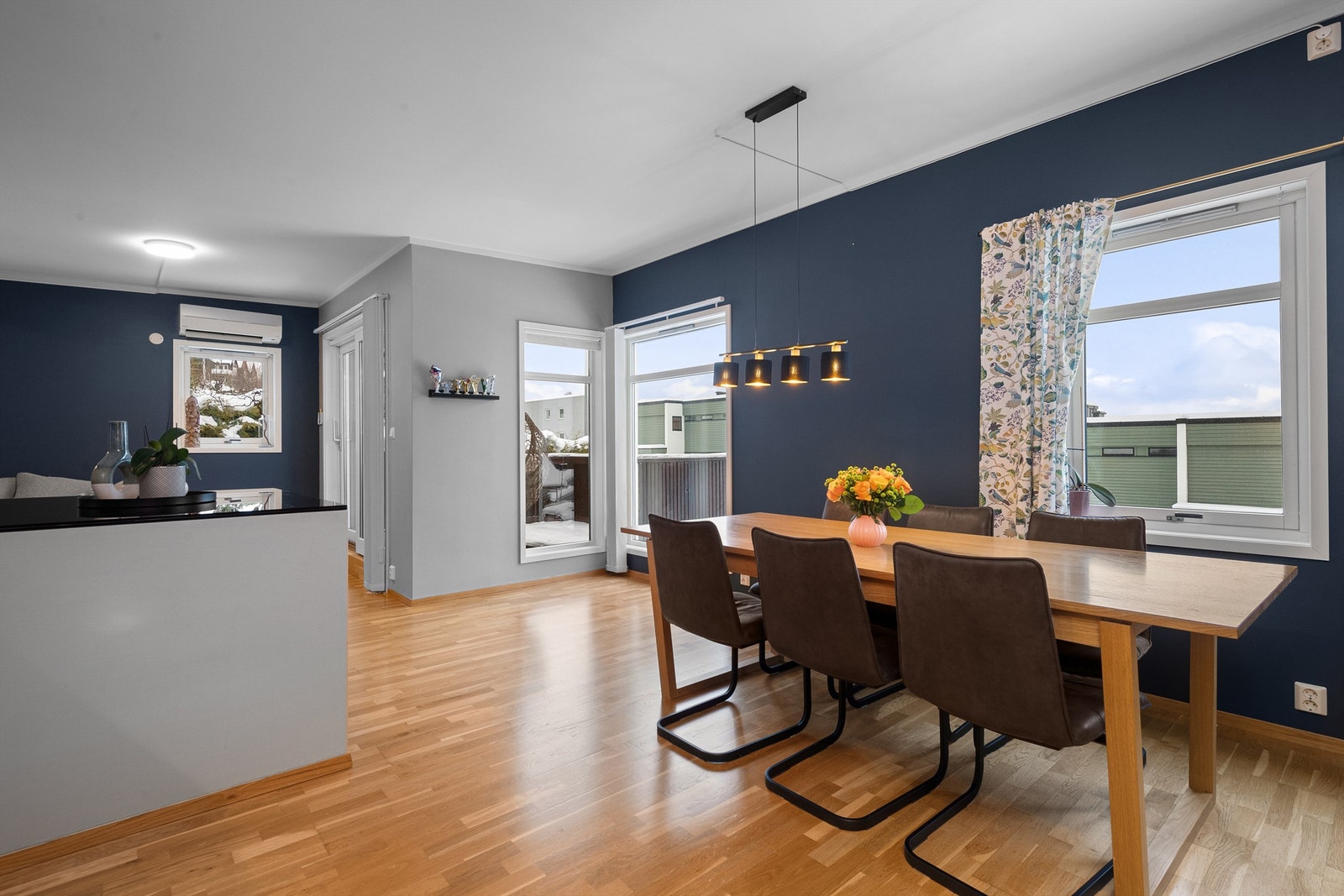 Det er åpen løsning mellom kjøkken og stue Galleribilde