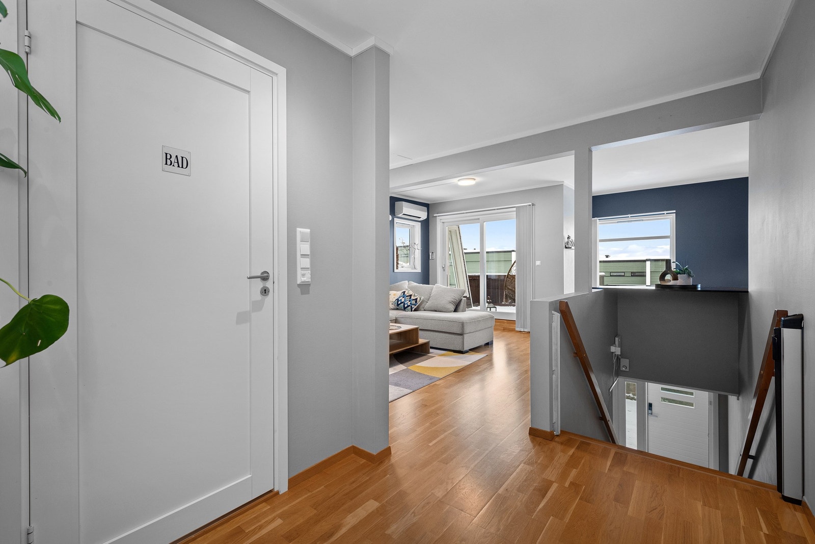 Lyst og trivelig. Eikeparkett på gulv. Galleribilde