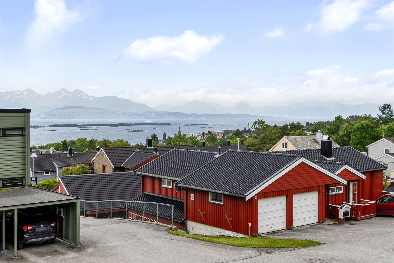 Delvis inntrukket veranda med flott utsikt mot by, fjord og fjell! Galleribilde