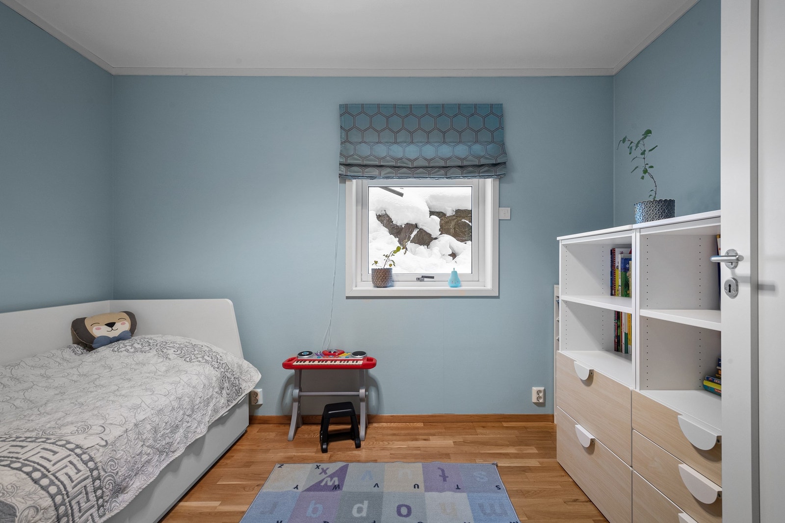 Soverom 3 er romslig og malt i en behagelig blåfarge. Galleribilde