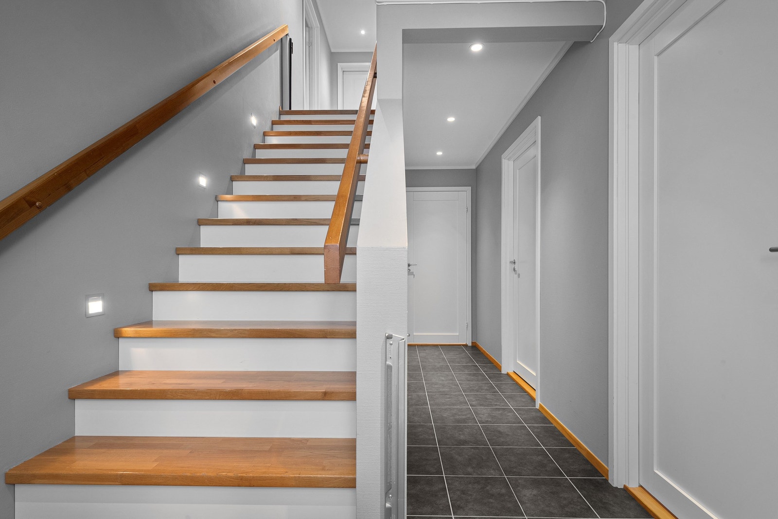 Etasjen består av vindfang, hall med trapp til 2. etasje, 2 soverom, vaskerom og toalettrom. Det er lagringsrom under trapp. I tillegg er det garasje med bod i bakkant. Galleribilde