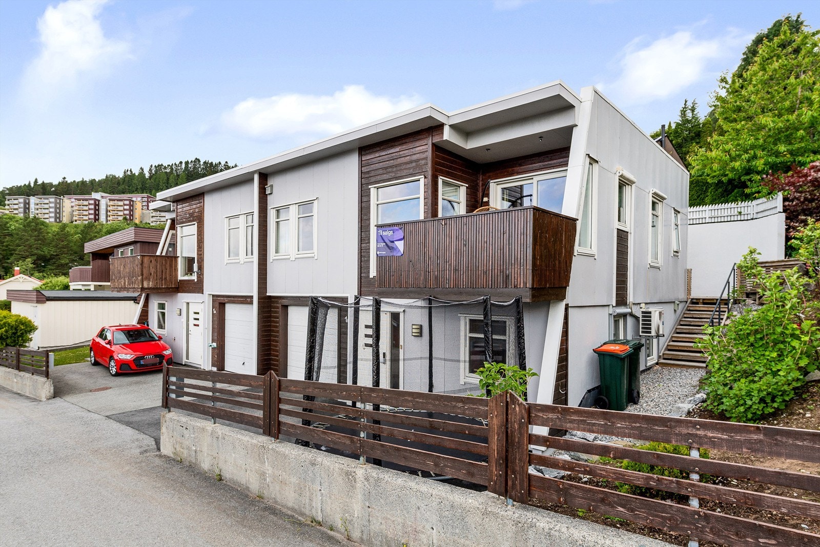 Boligen har garasje integrert i boligen. Kombinasjonen av tre og fasadeplater gir boligen et tøft og moderne preg. Galleribilde