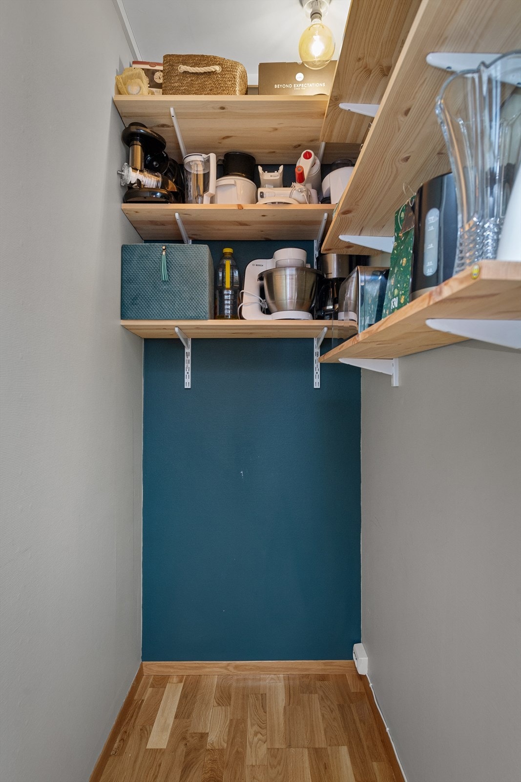 Matbod i tilknytning til kjøkkenet Galleribilde