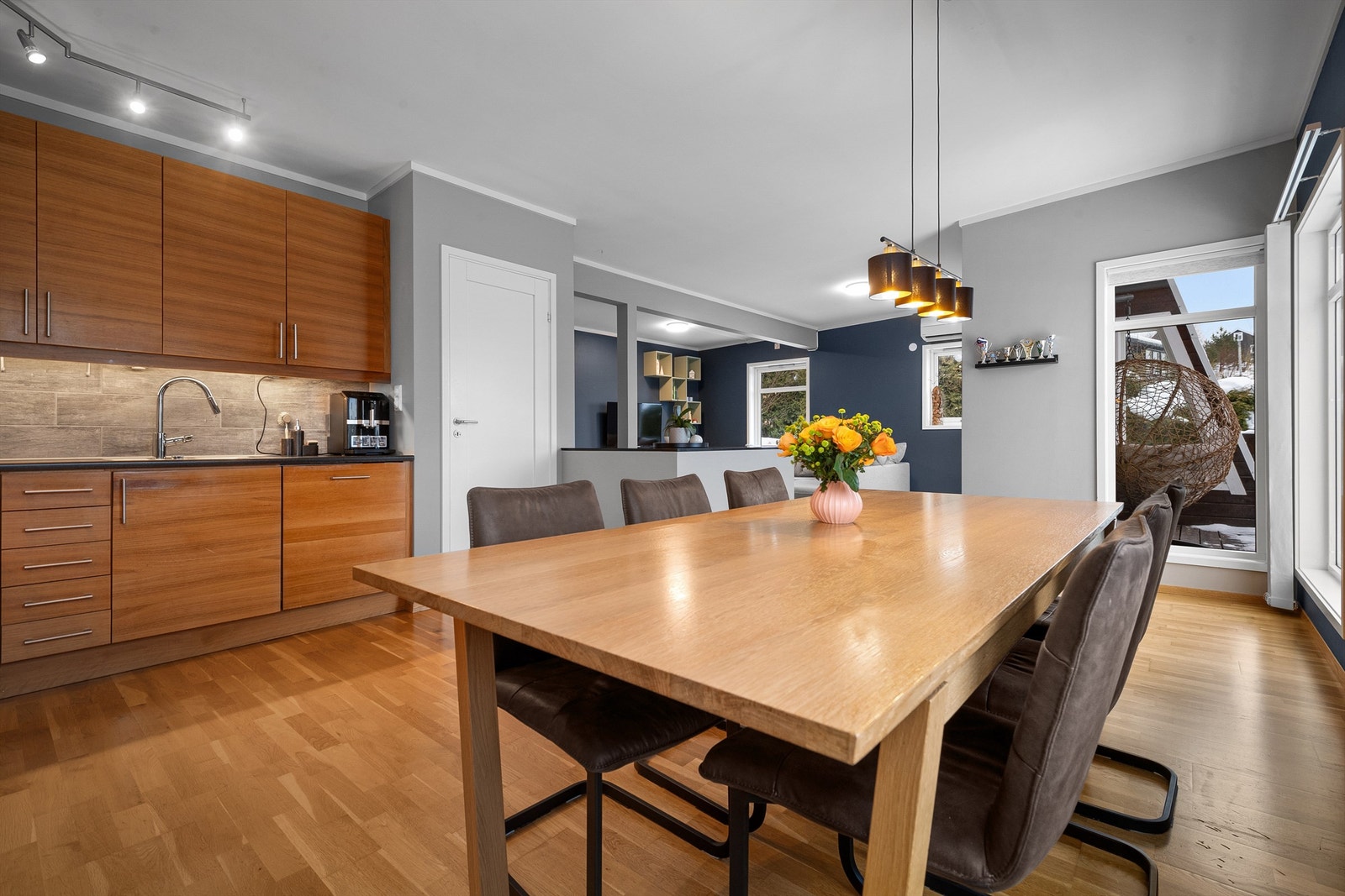 Det er god plass til spisebord Galleribilde