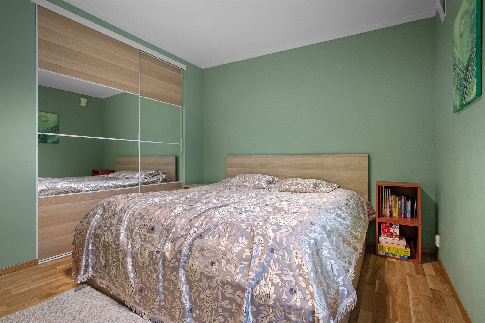 Hovedsoverommet har en romslig skyvedørsgarderobe Galleribilde