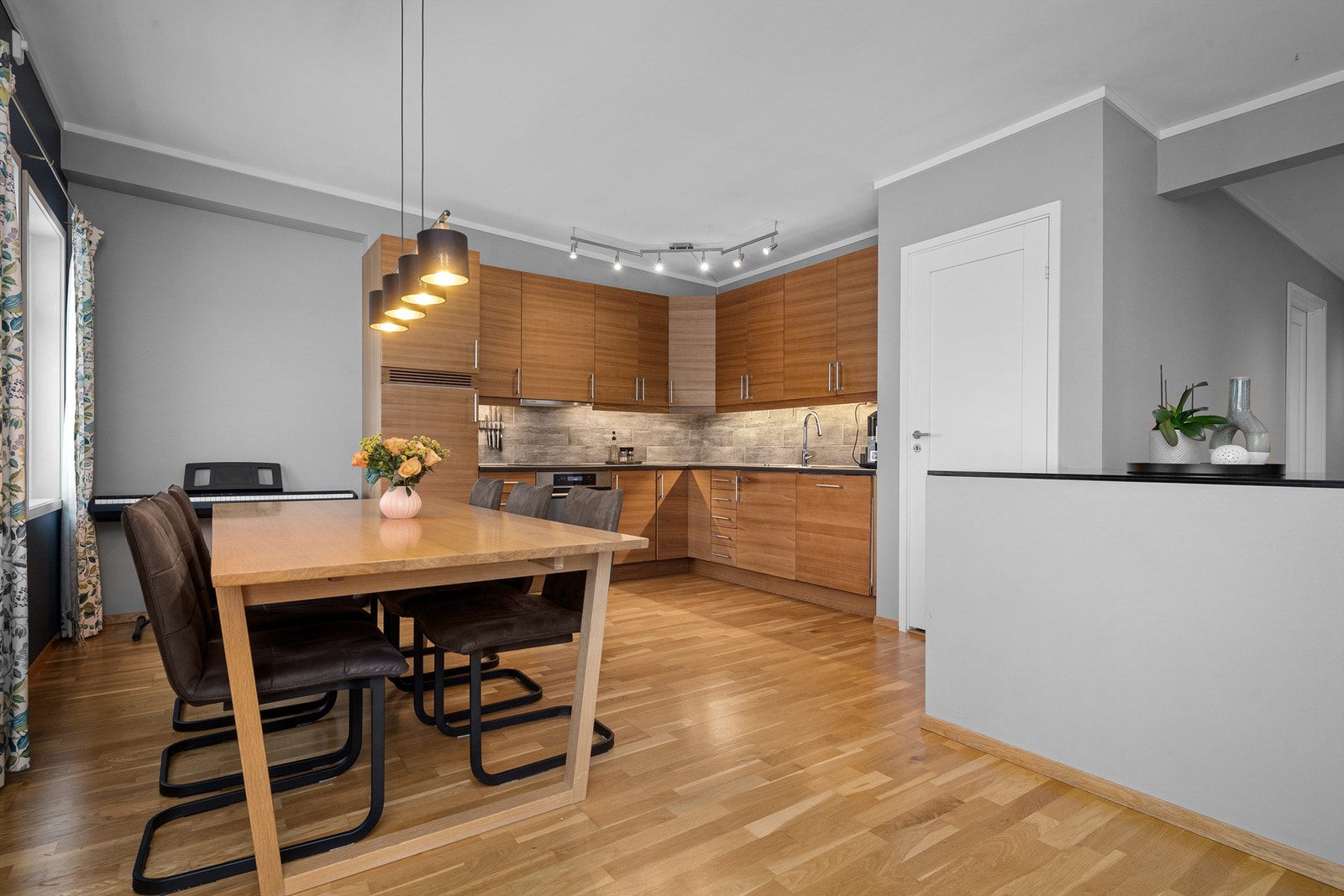 Kjekk matbod ved kjøkkenet for ekstra lagringsplass (inn døren til høyre for kjøkkeninnredningen) Galleribilde