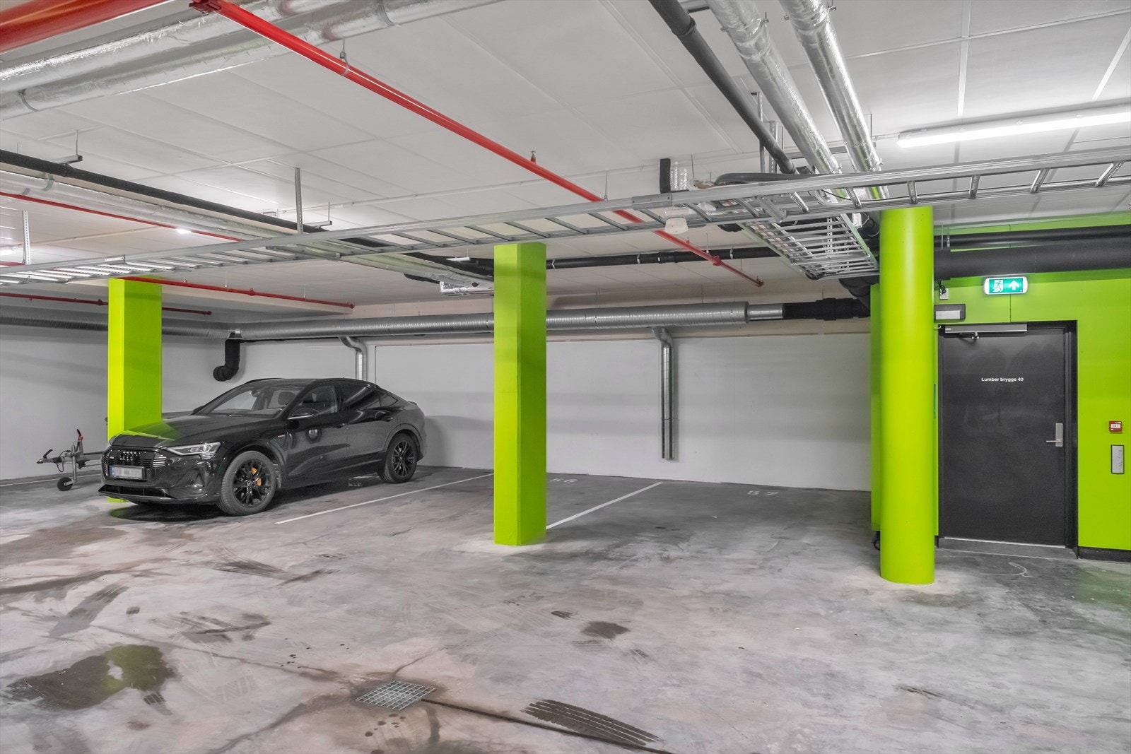 2 p-plasser like ved inngangen Galleribilde
