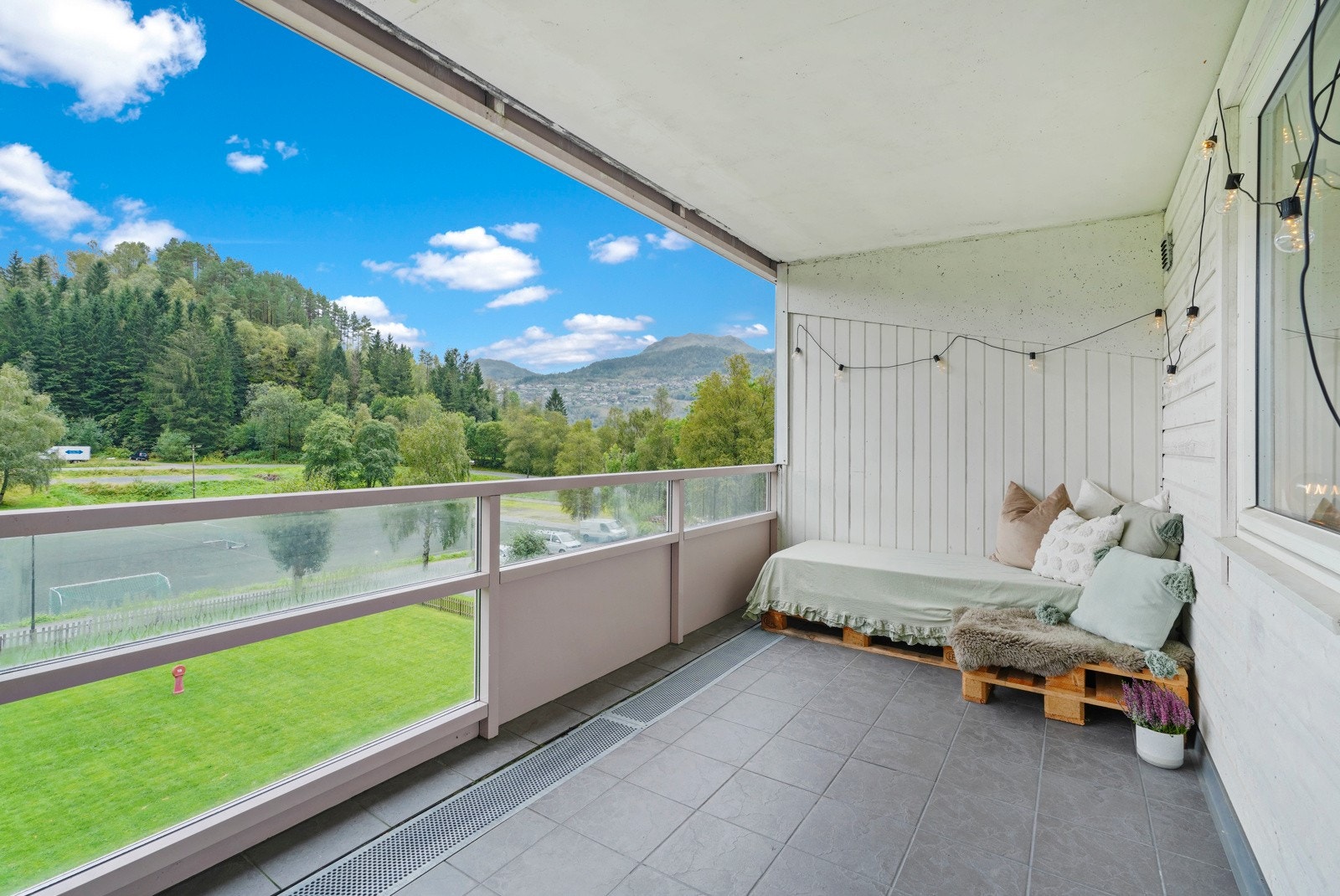 Balkongen er på hele 15 m2. og har takoverbygg Galleribilde